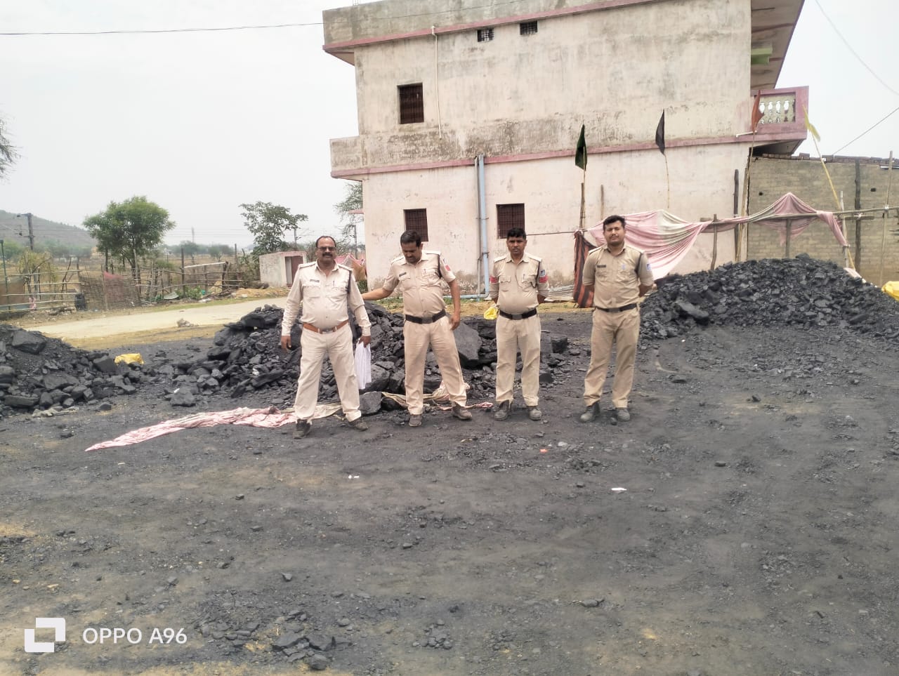 बरगवां पुलिस ने 16 मिट्रिक टन अवैध कोयला ग्राम गोदवाली मे किया गया जप्त IMG-20250520-WA0250.jpg